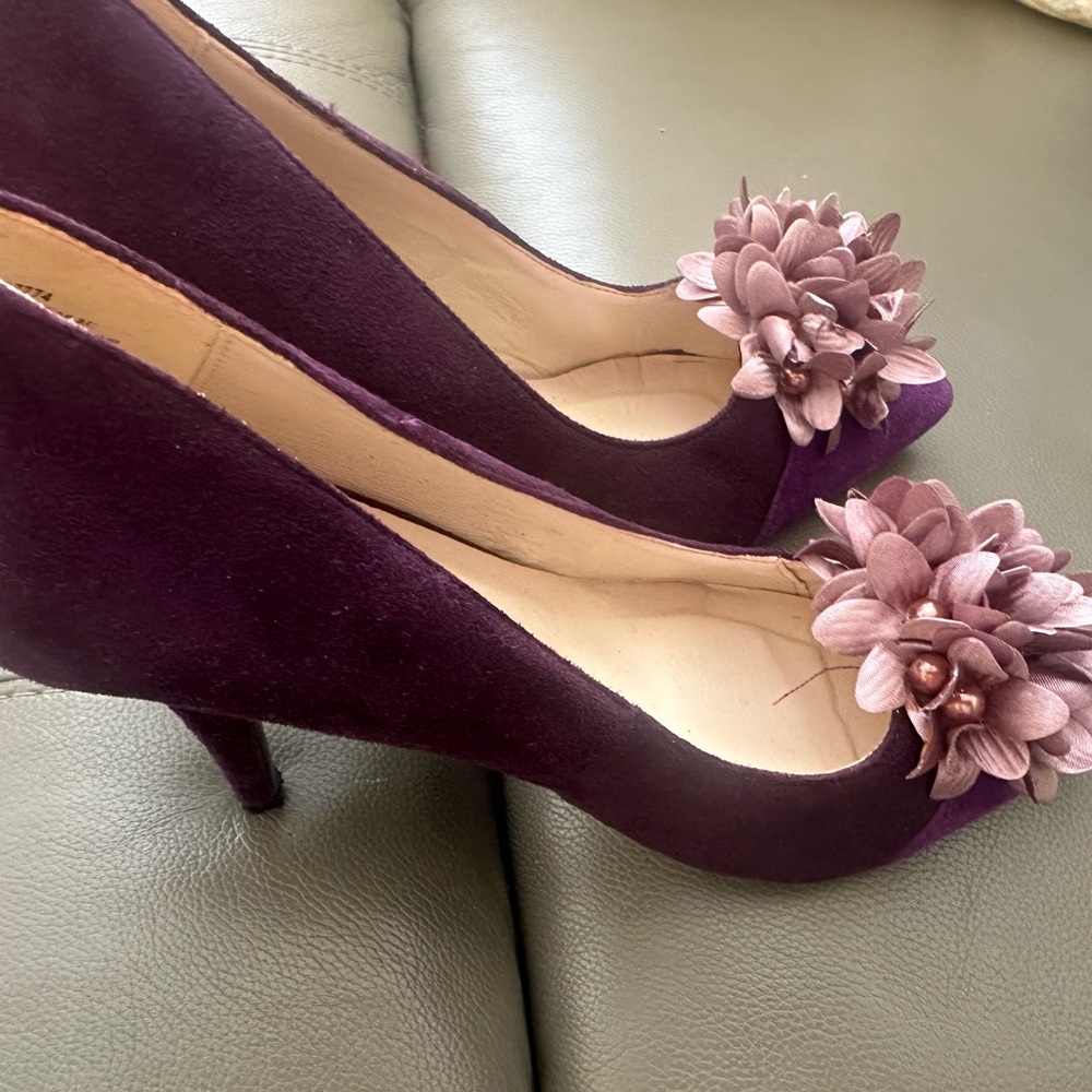 Andiamo purple, size 7 heels sued.